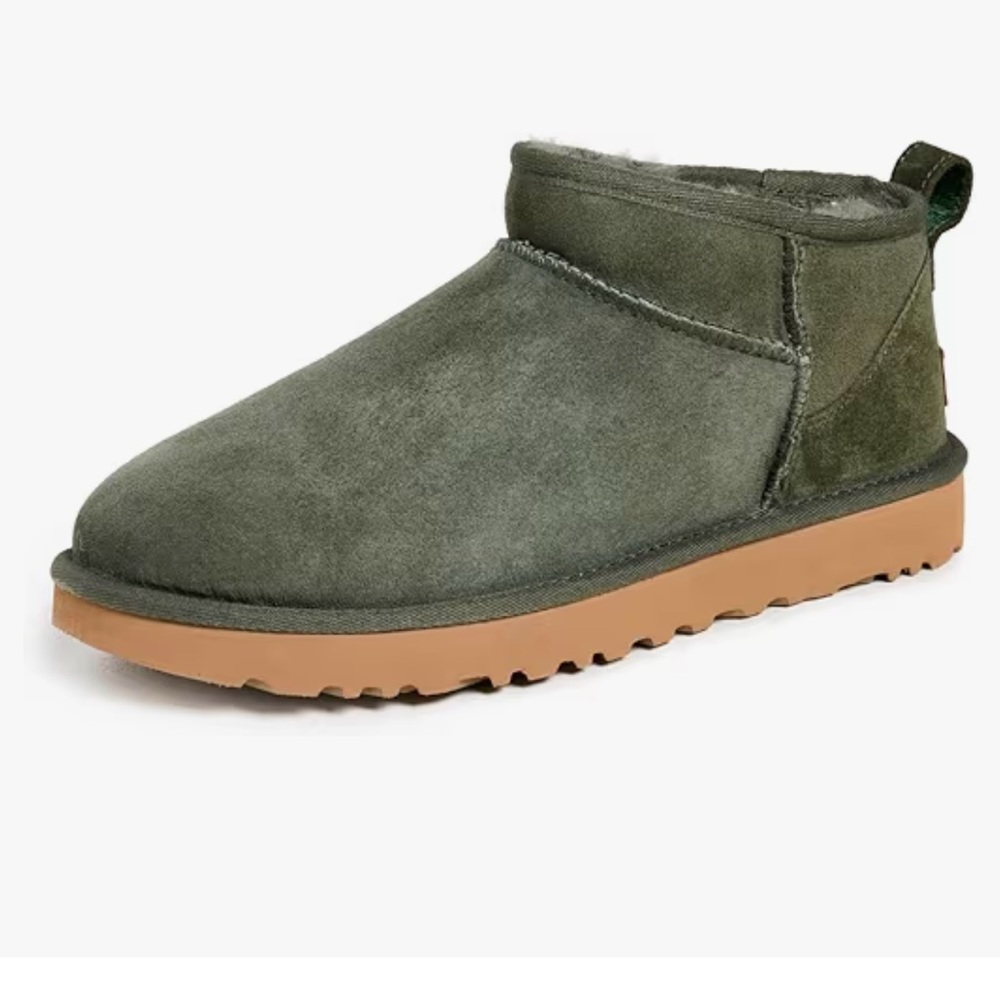 Women’s Ugg classic ultra mini - size 8
Oliver green color